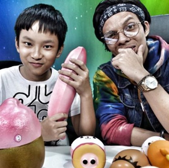 Azka dan squishy-nya. Ini merupakan salah satu kegiatan sehari-hari Azka. Nah, kegiatan Azka yang menginspirasi warganet dibagikan melalui YouTube channel-nya. (Foto: Instagram @azkacorbuzier)