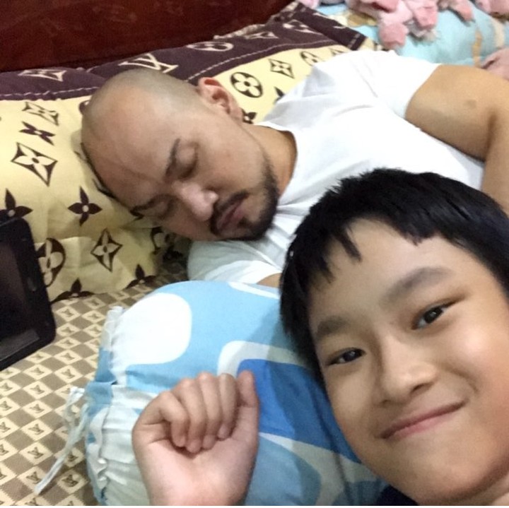 Sepertinya Azka sedang menjaga ayahnya yang tidur, he-he-he. (Foto: Instagram @azkacorbuzier)
