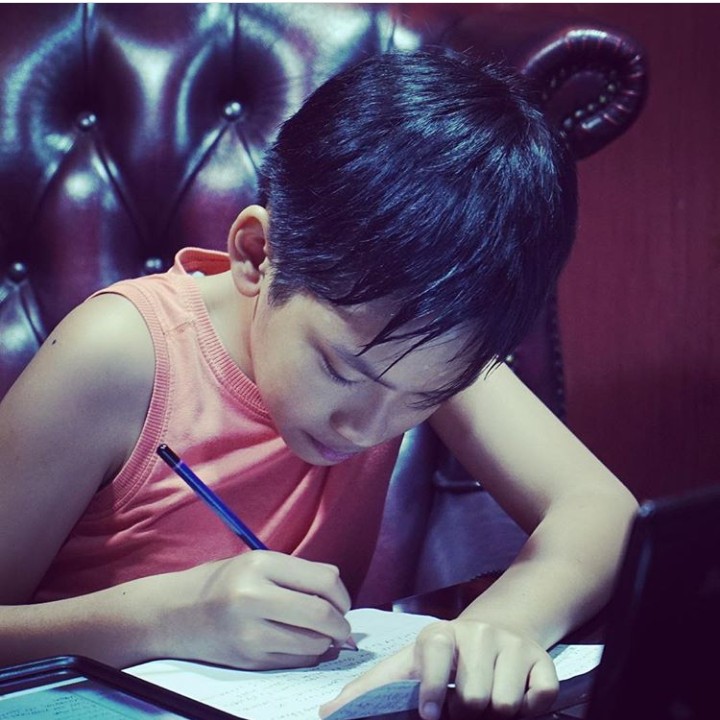 Hai, ini adalah Azkanio Nikola Corbuzier, putra semata wayang Deddy Corbuzier dan Kalina. Azka dikenal sebagai anak yang cerdas. Nah, ini waktu Azka sedang belajar.(Foto: Instagram @azkacorbuzier)