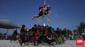 FOTO: Mengarak Bhuta Kala di Tepi Pantai