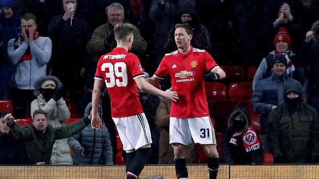 Manchester United bangkit dari kegagalan di Liga Champions dengan melaju ke semifinal Piala FA usai mengalahkan Brighton and Hove Albion 2-0, Minggu (18/3).