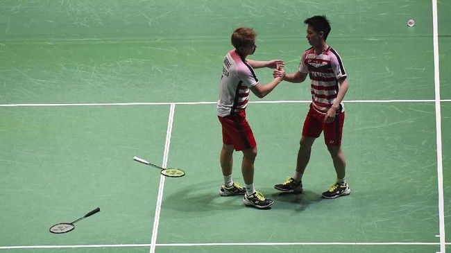 Kevin Sanjaya/Marcus Fernaldi Gideon berhasil mematahkan kutukan juara bertahan All England di nomor ganda putra yang sudah bertahan selama dua dekade.