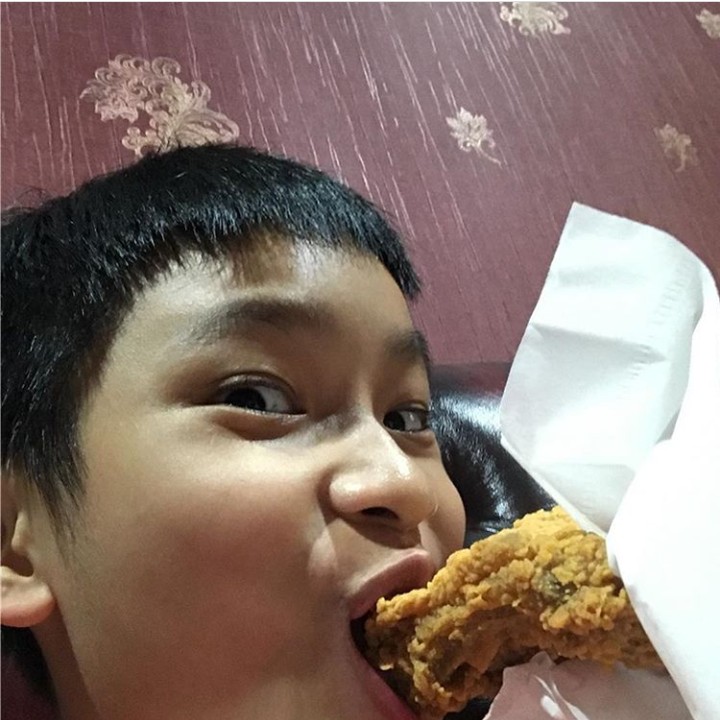 Makan ayam goreng kesukaan. Nyam! (Foto: Instagram @azkacorbuzier)