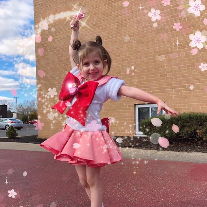 Dengan cinta dan keadilan, aku prajurit cantik berbaju Sailor dengan kekuatan bulan akan menghukummu. Begitu kira-kira ucapan gadis ini menirukan karakter anime Sailormoon. (Foto: Instagram @sistersenshi)