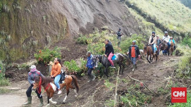 Aktivitas wisata di Gunung Bromo, Jawa Timur, yang masuk kawasan Taman Nasional Bromo Tengger Semeru (TNBTS) tidak terdampak erupsi Gunung Semeru.