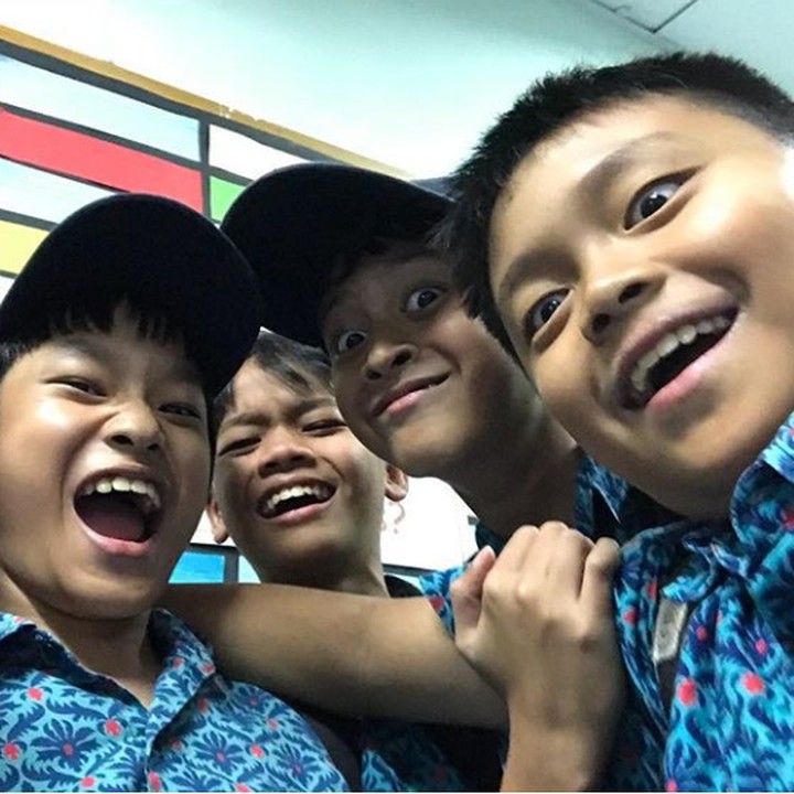Ekspresi ceria Azka dan teman-teman sekolahnya. (Foto: Instagram @azkacorbuzier)
