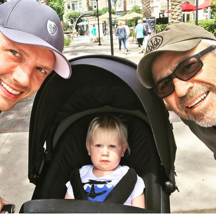 Hmm, sepertinya waktu berputar cepat banget ya, Bun. Kayaknya baru kemarin mengikuti kisah Nick Carter dan Backstreet Boys-nya melalui majalah remaja, tapi kini sudah sama-sama menjadi orang tua. (Foto: Instagram @nickcarter)
