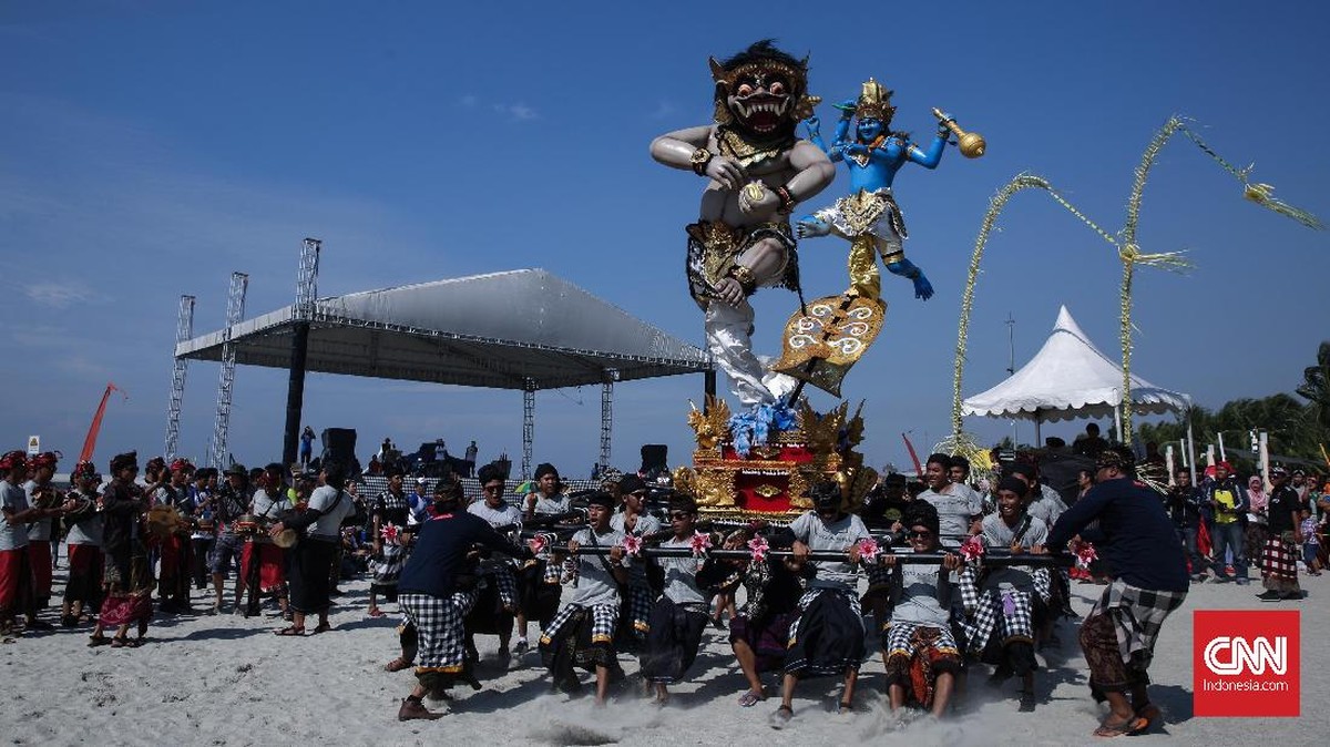 FOTO: Mengarak Bhuta Kala di Tepi Pantai