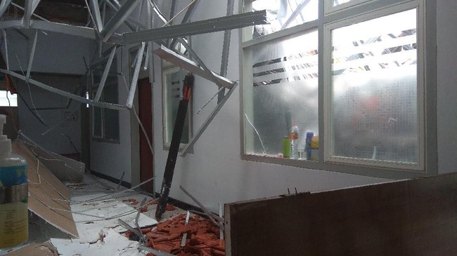 RSAL Surabaya memastikan semua korban telah dievakuasi dan tidak ada luka serius. TNI AL kini menginvestigasi penyebab ambruknya atap rumah sakit.