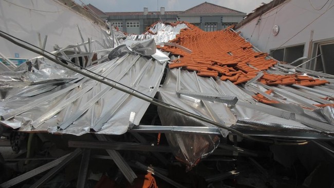 Atap Rumah Sakit Angkatan Laut Dr Ramelan Surabaya mengalami ambruk, tepatnya di bagian ruang perawatan pada Minggu (18/3) pagi.