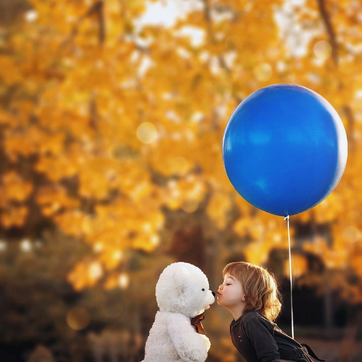 <p>Kiss dulu dong bonekanya... (Foto: Instagram/europeanmommyof2)</p>