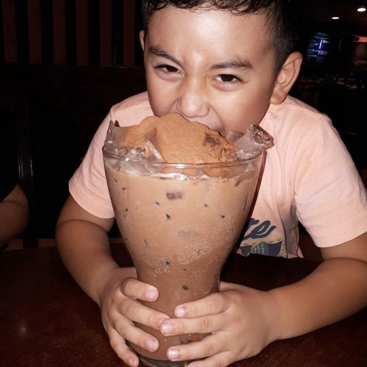 <p>Wah, Rafello lagi minum apa sih? Lahap banget. (Foto: Instagram/ @thalitalatief)</p>