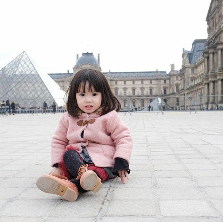 Ini saat berpose di depan Museum Louvre, Prancis. (Foto: Instagram @oliviamreyes)