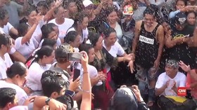 VIDEO: Tradisi Pria-Wanita Saling Menarik usai Perayaan Nyepi