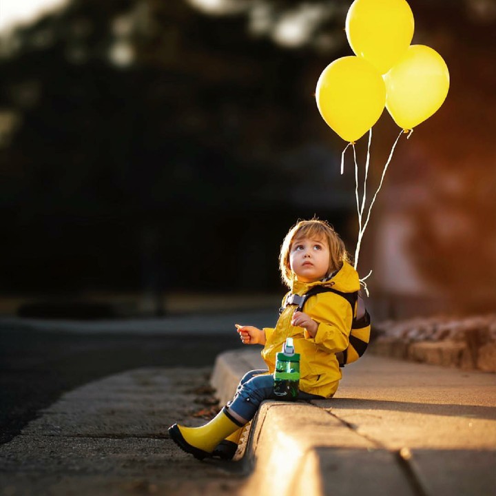 <p>Bersama balon kuning, warnanya senada banget sama sepatunya. (Foto: Instagram/europeanmommyof2)</p>