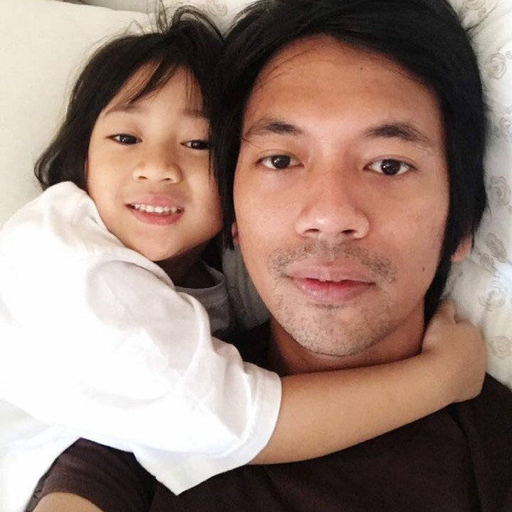 <p>Si kecil yang akrab disapa Ralia ini nggak bisa lepas nih dari si ayah nih. (Foto: rianekkypradipta)</p>