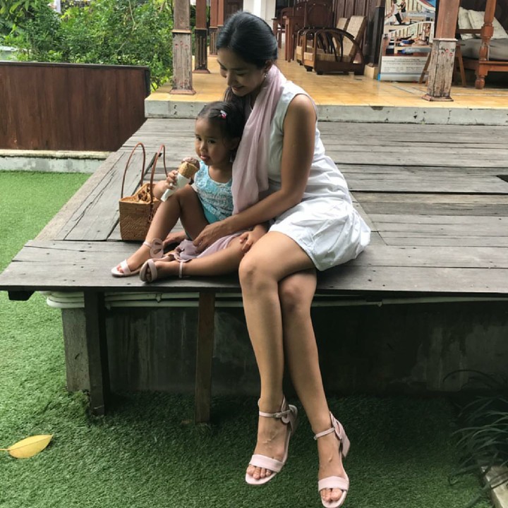 <p>Asyik banget Kina makan es krim ya. (Foto: Instagram/happysalma)</p>