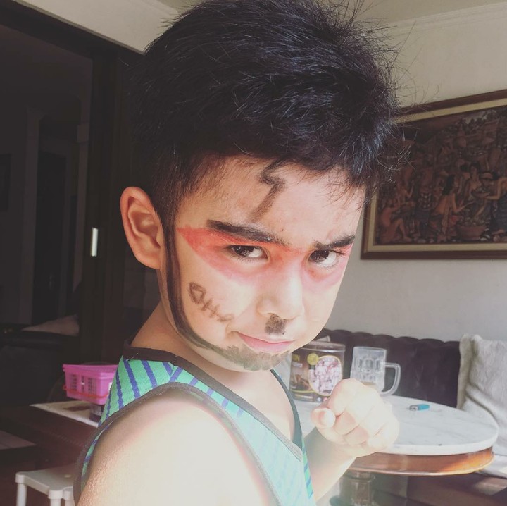 <p>Hmm, ayo tebak Rafello lagi dandan ala apa ya ini? (Foto: Instagram/ @dennislyla)</p>