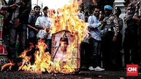 Anies Dicap Lupakan Jasa Rizieq, Massa Bakar Sangkar Burung