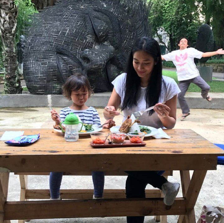 <p>Wah, Bunda Happy Salma sedang asyik makan bareng si kecil Tjokorda Sri Kinandari Kerthyasa yang akrab disapa Kina. (Foto: Instagram/happysalma)</p>