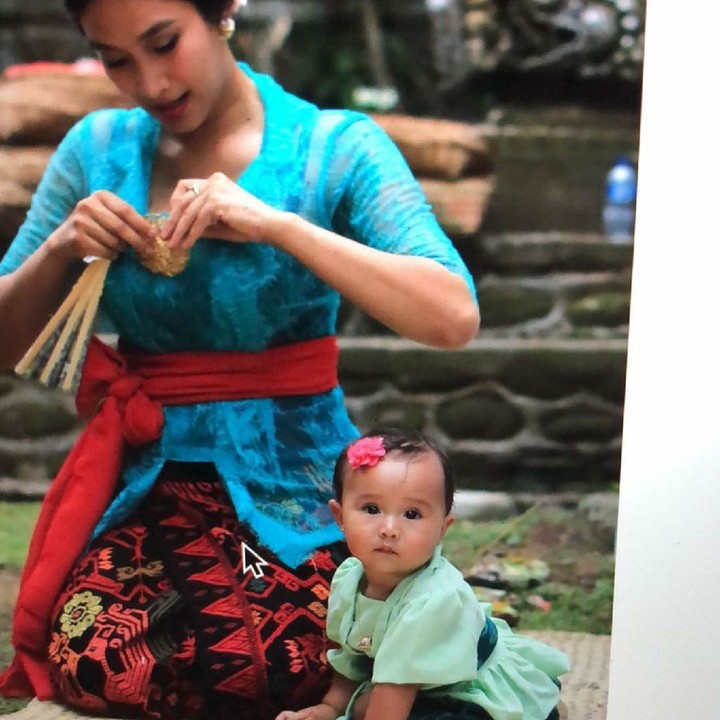 <p>Imut banget Kina pakai pita rambut berbentuk bunga. (Foto: Instagram/happysalma)</p>
