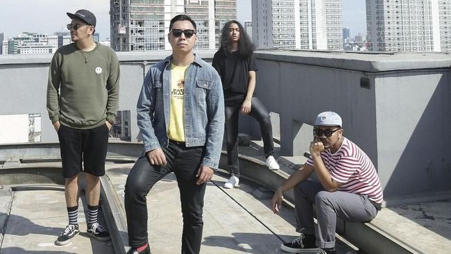 Setelah ditinggal Eno dan Coki NTRL, band Blackteeth merilis lagu dengan elemen baru. Lagu berupa ungkapan kemarahan itu berjudul 'Jari Tengah di Udara.'