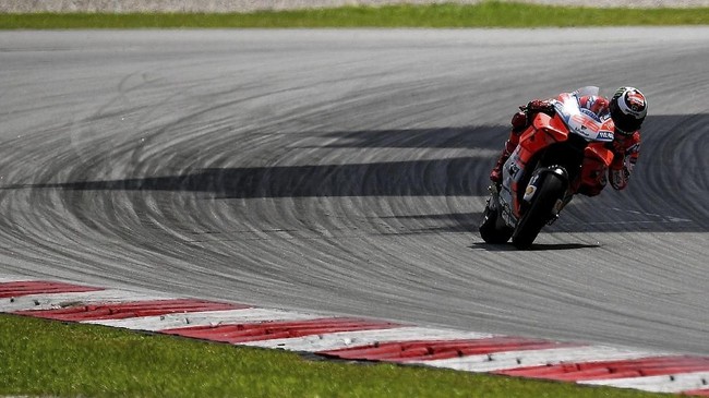 Jorge Lorenzo pasrah setelah manajemen Ducati mengatakan juara dunia MotoGP tiga kali itu akan mendapat gaji yang lebih kecil mulai musim depan.