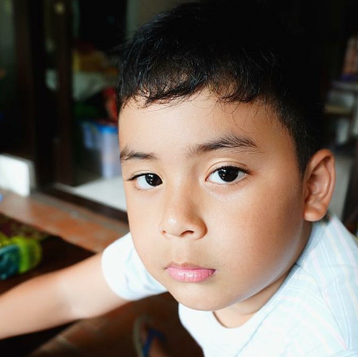<p>Tatapan matanya Rafello itu lho, bikin hati ini 'meleleh'. He-he-he. (Foto: Instagram/ @dennislyla)</p>
