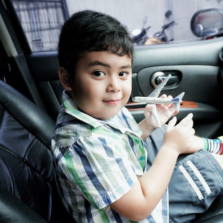 <p>Aih, manis banget sih senyummu Rafello. (Foto: Instagram/ @dennislyla)</p>