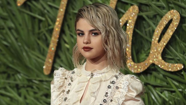 Bikin Tato Kembar Selena Gomez Mesra Bareng Sahabat