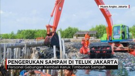 Pengerukan Sampah di Teluk Jakarta