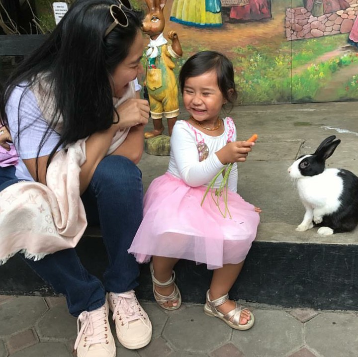 <p>Wah Kina girang banget ketemu kelinci. (Foto: Instagram/happysalma)</p>