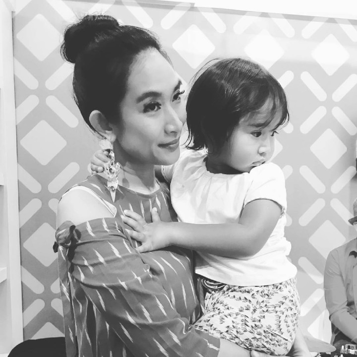 <p>Aktris yang juga cinta dengan dunia teater ini menikah pada Oktober 2010. Pada 2015 lahirlah si buah hati. (Foto: Instagram/happysalma)</p>