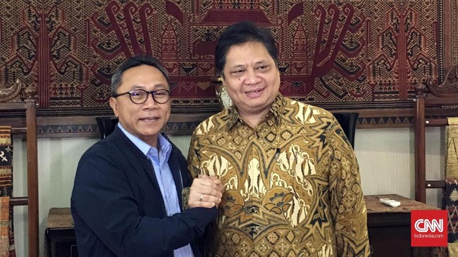 Ketum Golkar Airlangga bertemu Ketua MPR Zulhas untuk membahas pergantian Mahyudin sebagai Wakil Ketua MPR. Zulhas menyebut pergantian hak fraksi Golkar.