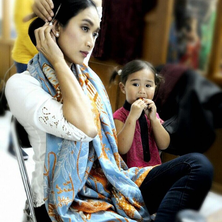 <p>Bunda Happy lagi sibuk dandan, Kina lagi sibuk makan. He-he. (Foto: Instagram/happysalma)</p>