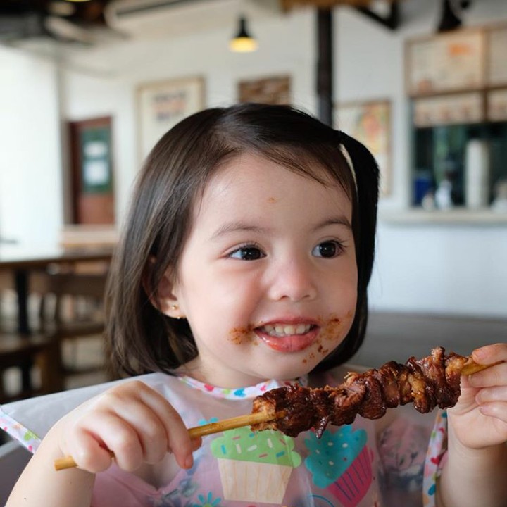 Happy banget ya Olivia makan sate. (Foto: Instagram @oliviamreyes)