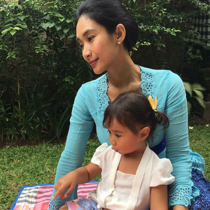 <p>Kira-kira Bunda Happy sama Kina lagi lihat apa ya? (Foto: Instagram/happysalma)</p>