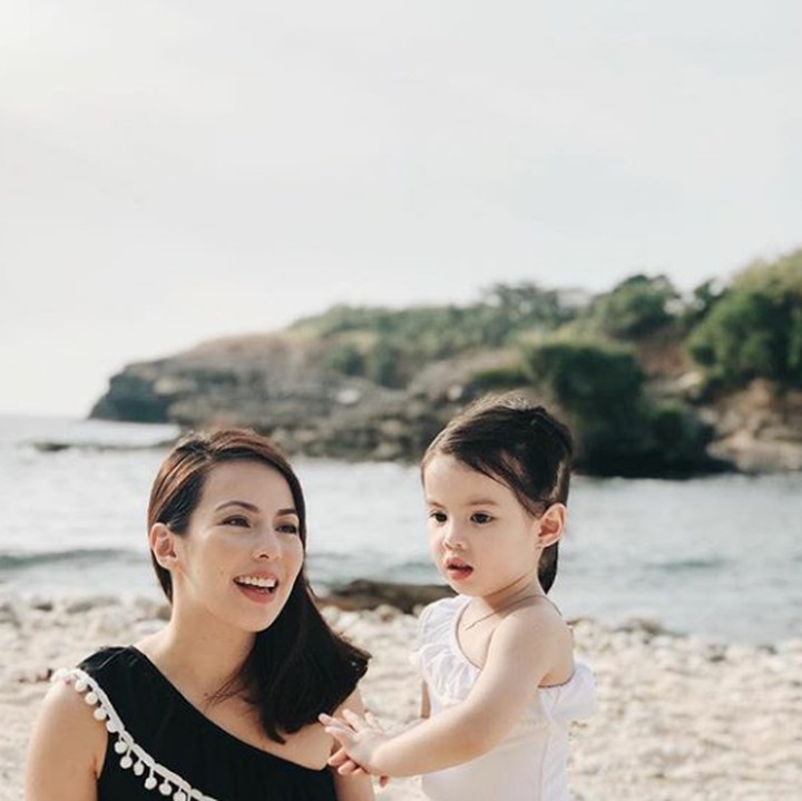 Pantas Olivia cantik, ternyata ibunya adalah Andi Manzano, VJ dan aktris di Filipina yang memang cantik banget. (Foto: Instagram @andimanzano)