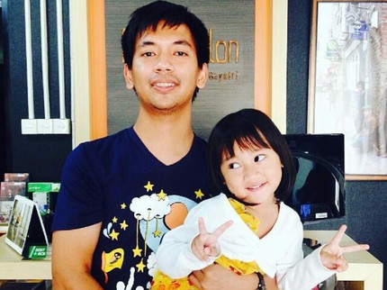 Di Balik Gaya Cueknya, Rian D'Masiv adalah Family Man
