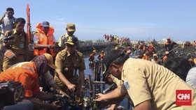 Anies Pilih Angkut Sampah Muara Angke Pakai Tangan Kosong