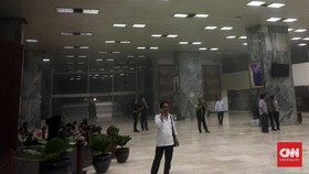Gedung DPR Kebakaran, Pamdal Evakuasi Pegawai Parlemen