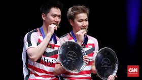Alasan Atlet Selalu Menggigit Medali Emas Saat Difoto