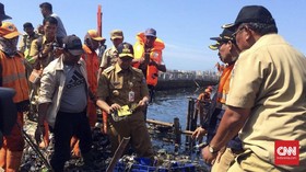 Sandi Sebut Anies Nakal Ambil Sampah Pakai Tangan Kosong