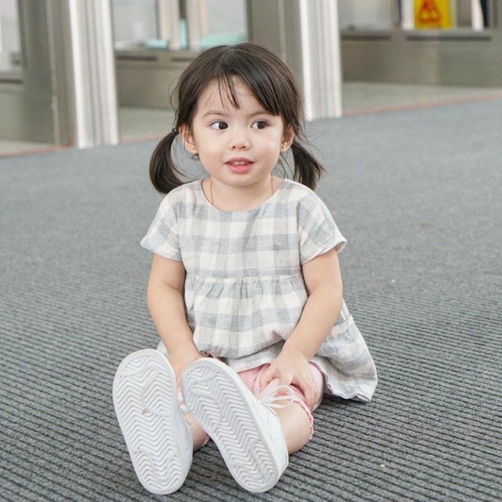 Duduk di lantai sepertinya jadi pose andalannya Olivia ya? Hi-hi-hi. (Foto: Instagram @oliviamreyes)