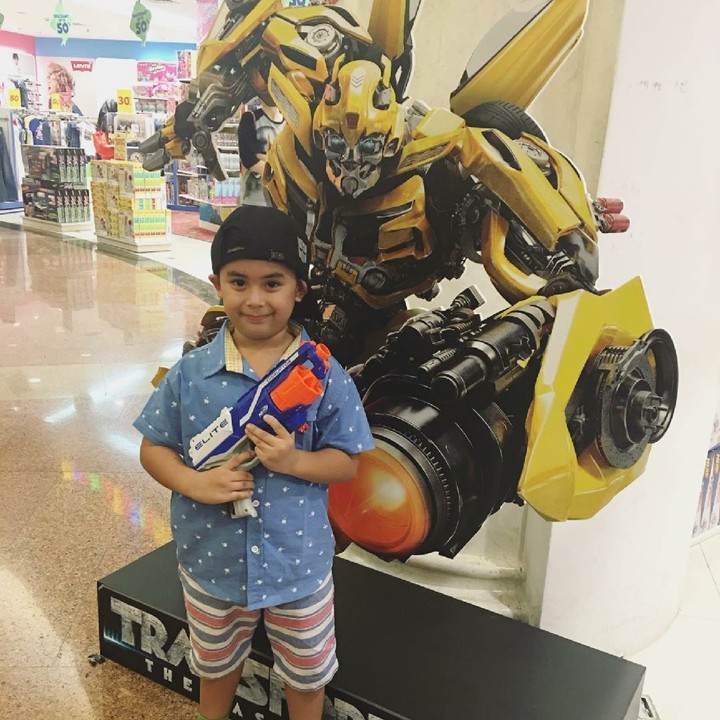 <p>Ternyata Rafello ngefans sama si Bumblebee nih. (Foto: Instagram/ @thalitalatief)</p>
