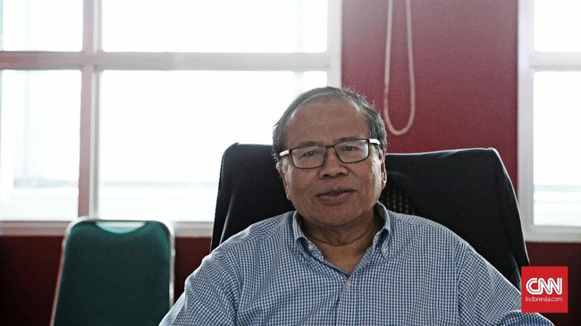 Ekonom Rizal Ramli meminta Presiden Joko Widodo untuk memberhentikan Menteri Perdagangan Enggartiasto Lukita karena dianggap mengganggu ekonomi Indonesia.