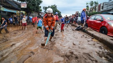 Banjir disertai luncuran lumpur yang datang dari dataran tinggi Bandung itu terjadi sekitar pukul 15.00 WIB saat hujan deras melanda.