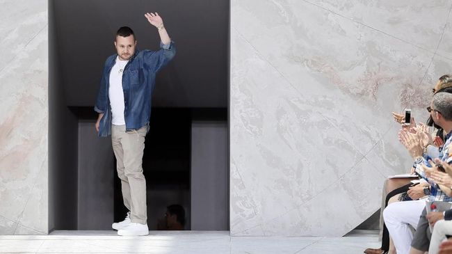 Desainer Kim Jones bergabung dengan rumah mode asal Italia Fendi. Jones menjadi desainer Fendi sambil mempertahankan posisinya sebagai direktur artistik Dior.