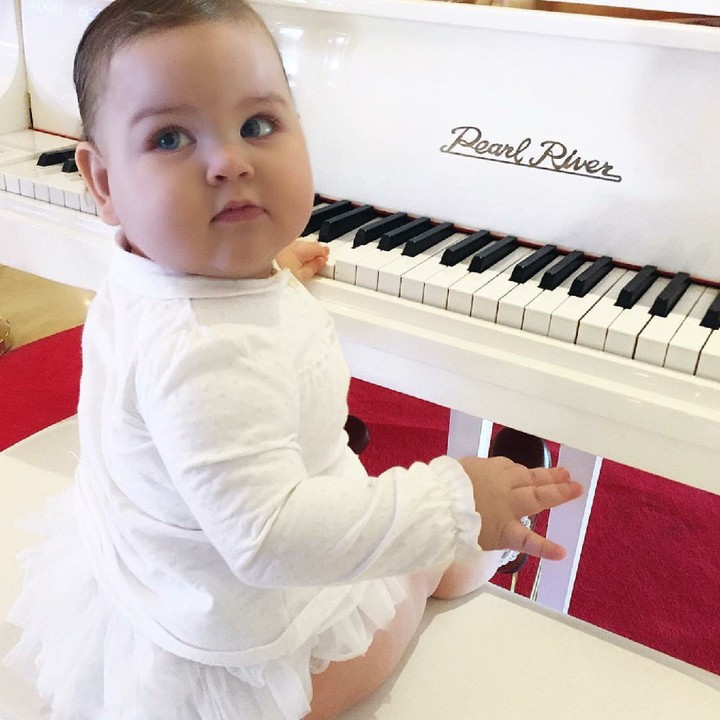 <p>Udah siap main piano nih, Bun. (Foto: Instagram/aiska.kabbani)</p>