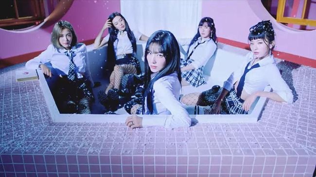 Publik bergembira mendengar girlband anggota Red Velvet bakal berkolaborasi dengan penyanyi internasional John Legend.